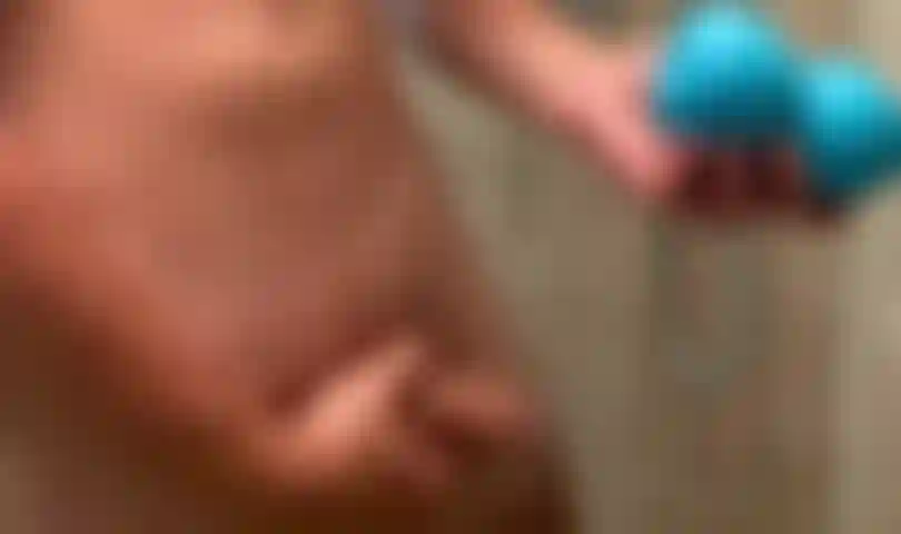 Bombeando você até encher no chuveiro com minha buceta de bolso.
