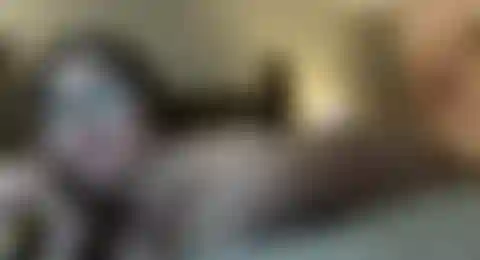 Moendo o clitóris em pornografia a três.