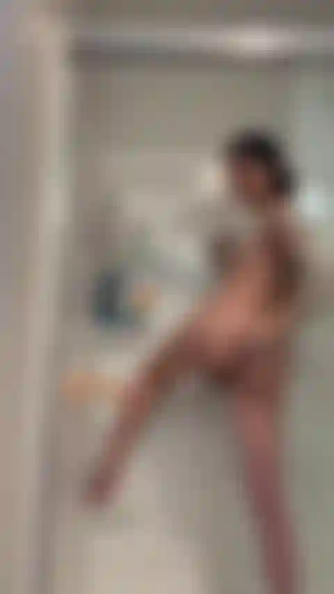 Sendo safada no chuveiro.