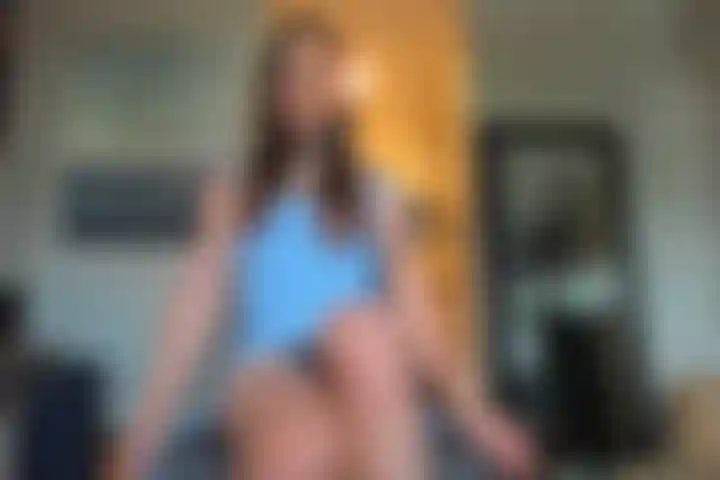 Me masturbando e gozando no meu lindo vestido azul e rabo de raposa.