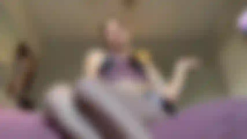 Cheerleader faz de você seu escravo de pé (role-play).