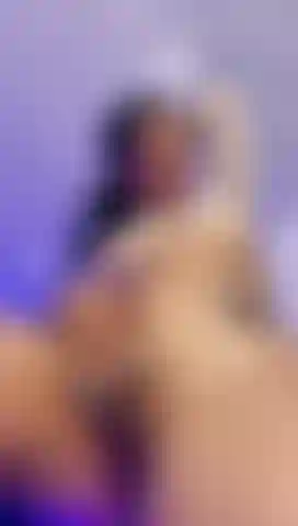 Jovem latina de belos corpos e me masturbo perto da câmera.