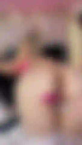 Brinco com meu tesão dentro da minha buceta de quatro.