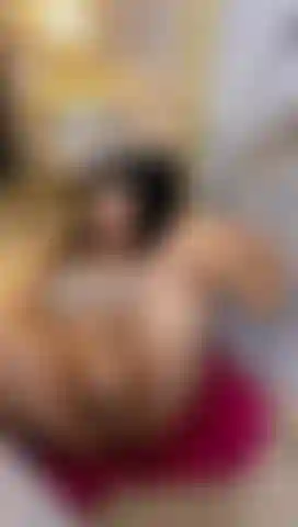 Me masturbo no chão.