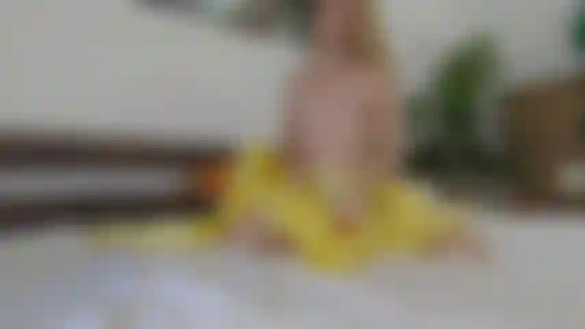 Me masturbo com capa de chuva de pvc amarela.