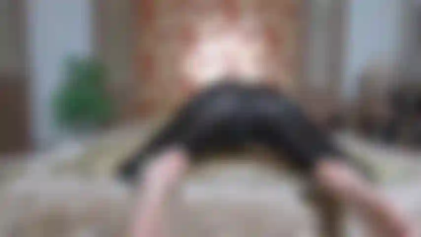 Orgasmo em calças de cetim.