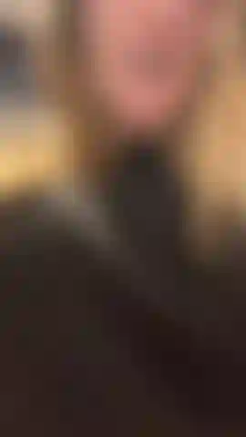 Me escondendo da sua namorada, desesperada para ver meus seios protuberantes?