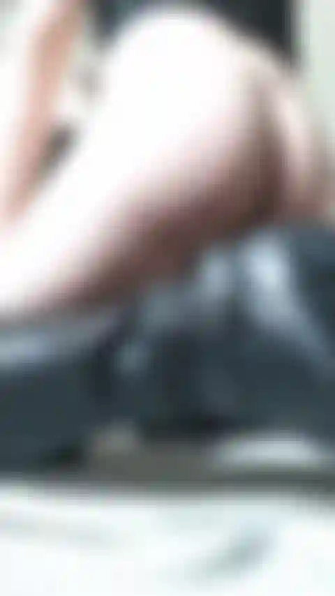 Mostrando bunda estilo cachorrinho e espalhando buraco.