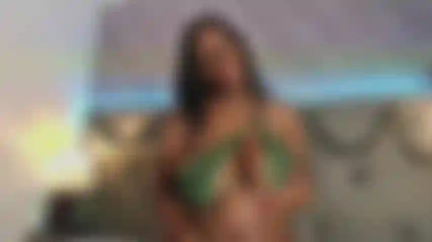 Brinco com meus peitos grandes.