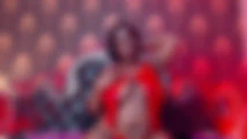 Fodendo minha buceta com força e gemendo!