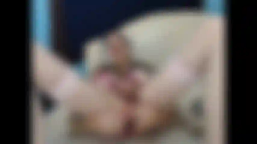 Jami silenciosa e discreta, vestida de rosa e preto quer gozar na câmera para você.