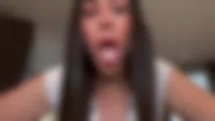 A gigante lambe e cospe em você!