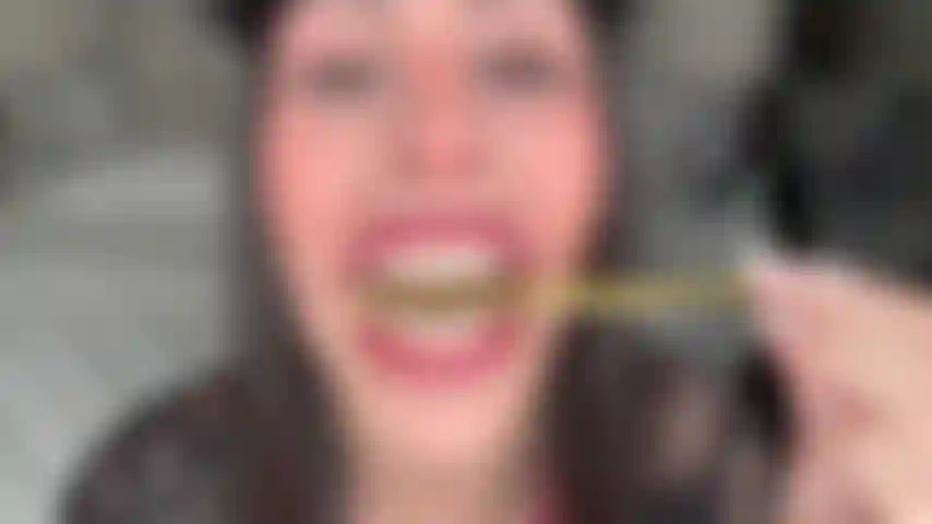 Gigante morde e lambe lápis!