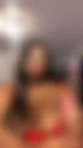 Joi se masturba com instruções.