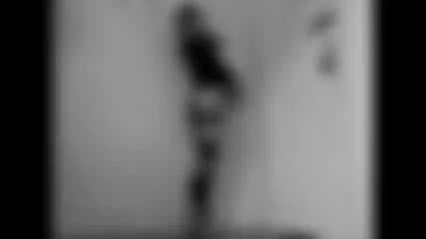 Dança na sala de meias pretas.