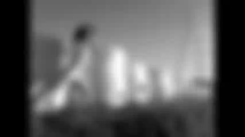 Dança ao ar livre de camisa branca, meia-calça branca, preto e branco.