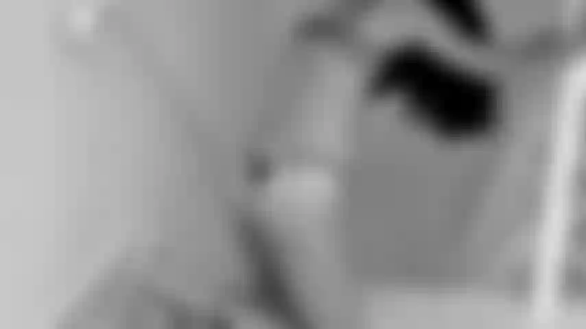 Arte vídeo, morena baixinha com rosto pintado, lingerie preta.