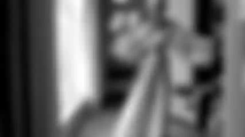 Striptease de lingerie preta.