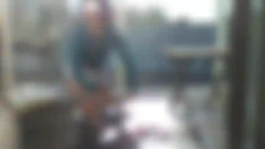 Arte vídeo em minissaia prata, camisa de renda, cabelo curto, miami.