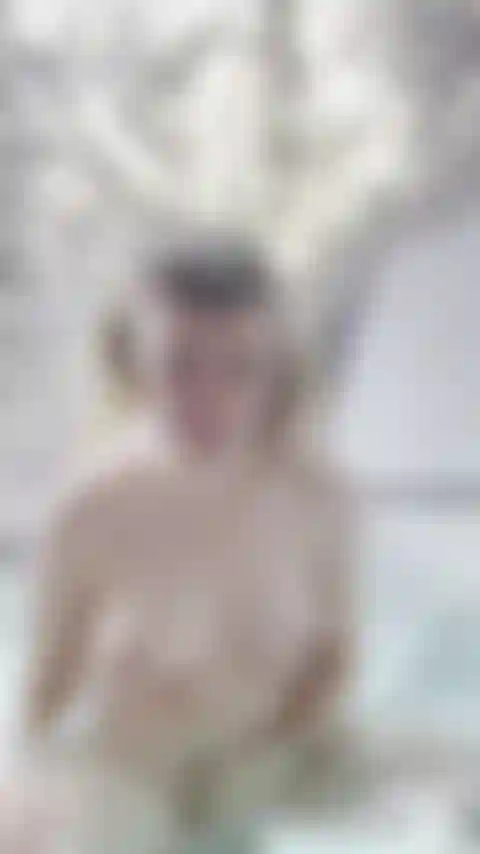 Cumming em hottub fora em um país das maravilhas do inverno.