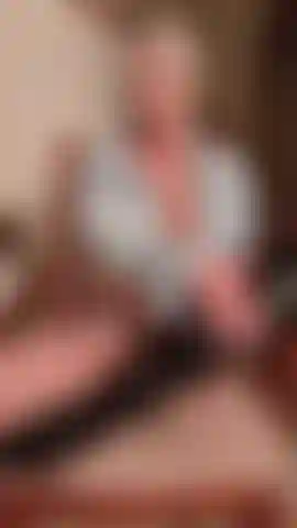 Meias de couro e arrastão - adoro ser uma garota má sabendo que você está me observando. Minha bucetinha apertada e molhada quer muito!! Couro, meia e gozada que vai fazer seu pau explodir forte pra mim!!