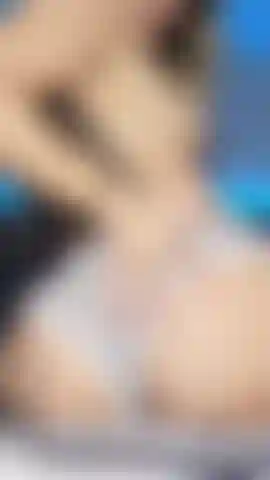 Joi com bunda e pés provocantes.