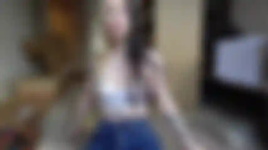 Buttcrack babe constrói móveis.