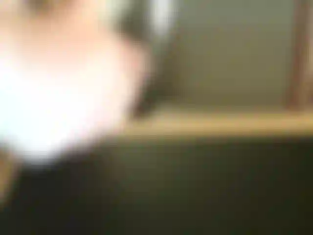 Descarregando uma gozada enorme e grossa em toda a mesa dos meus amigos !!!
