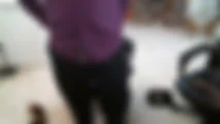 Sessão de role-playing de webcam domination. Preciso de cinto para assistir pornografia no meu computador.