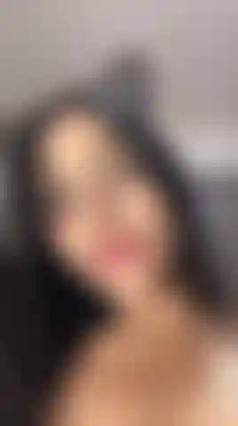 Bem pertinho só para você! Perca-se nos meus olhos, no meu sorriso e nas minhas reações doces enquanto aproximo meu rosto da câmera. Íntimo, detalhado e cheio de energia cativante.