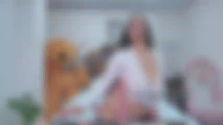 Fodendo meus seios grandes.