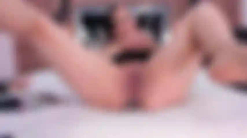 Gosto de ter meu vibrador no cuzinho e masturbar minha bucetinha com os dedos.