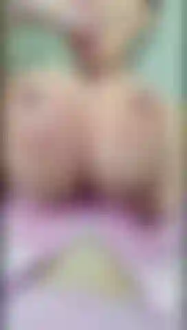 mira como cae leche de mi boca y lleno mis grandes tetas   (    )