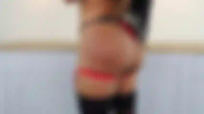 Provocação de cozinha sexy mostrando meus seios grandes e bunda.