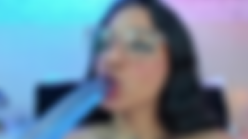 Fazendo garganta profunda neste brinquedo como uma boa putinha.