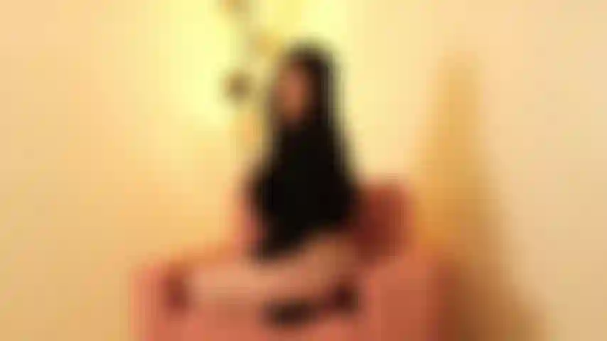 Você sabe que eu gosto de ficar em casa e te esperar na sala com a calcinha molhada para brincar com você.