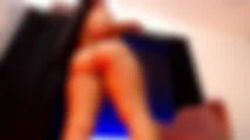 Óleo na minha bunda e monto seu pau grande.