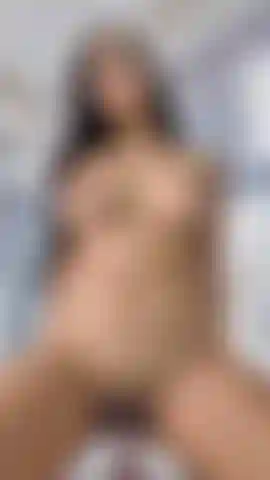Cavalgo um dildo grande.