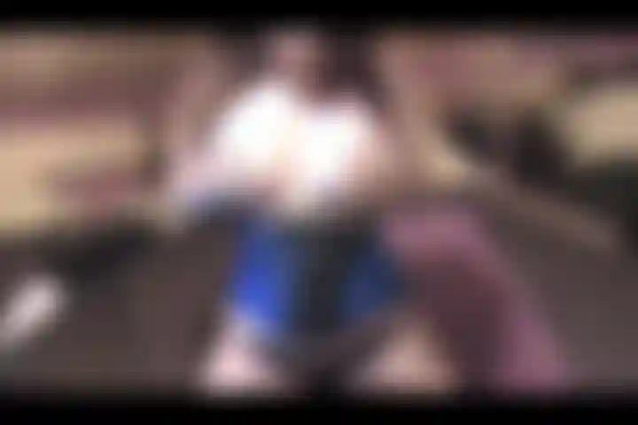 Observe-me ficar safada usando minhas botas de cano alto e espartilho de vinil e renda durante todo o vídeo enquanto fodo minha boca e buceta ao mesmo tempo, falando sujo o tempo todo!