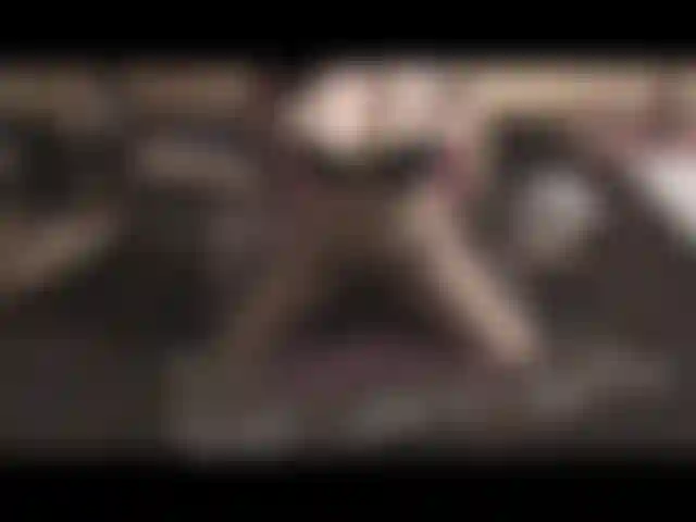 Fico nua e esguicho para você com closes na minha buceta furada.