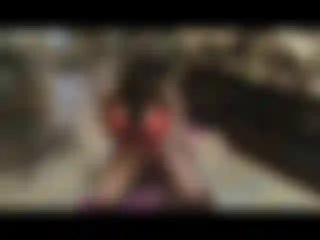 Sob a árvore de lingerie vermelha, esguichando foda.