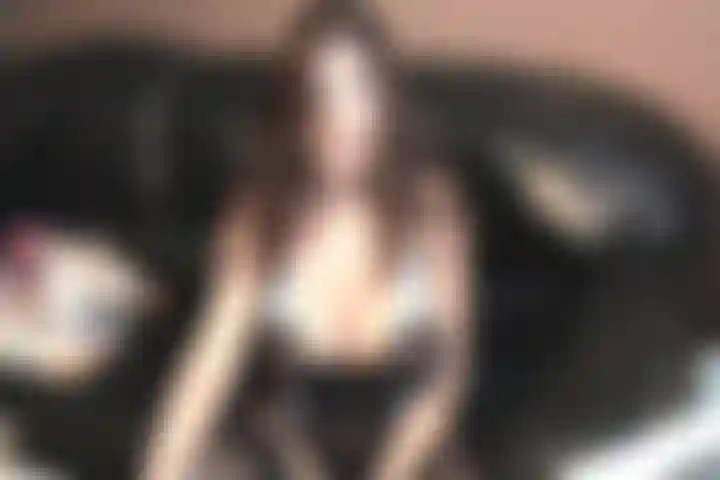 As pessoas me perguntam como fazer sua garota esguichar. Este é um vídeo educativo (com closes de esguichos quentes da minha buceta com piercing) onde eu ensino como faço usando uma lingerie sexy.