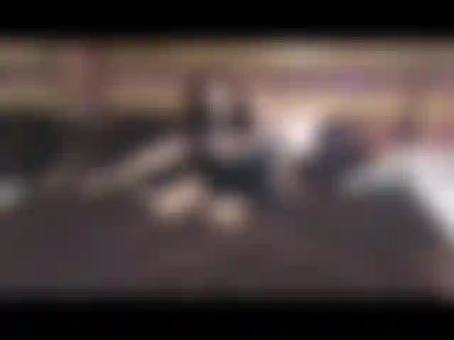 Eu te provoco com meu vestidinho preto sexy, depois envolvo meus lábios em seu pau!