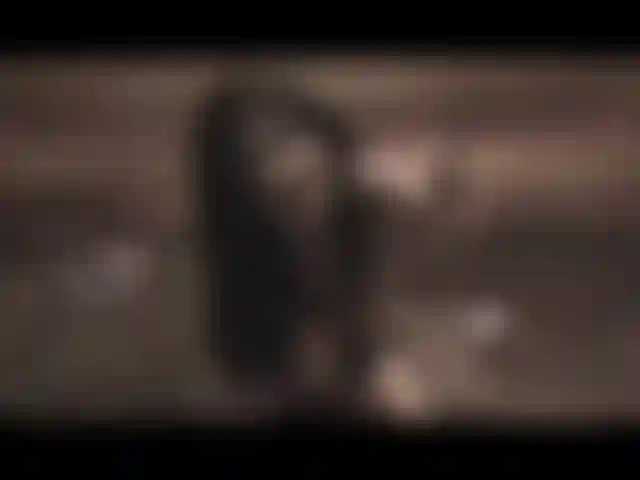 Jogo de clitóris com calcinha rosa perfurada.