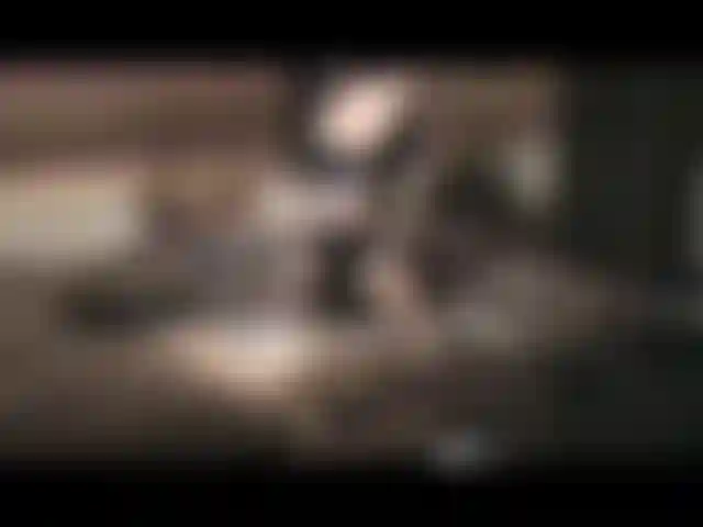 Vestindo e brincando com uma tanga preta e saltos sensuais por toda parte, conversa suja e fazendo minha boceta perfurada esguichar com um pequeno jogo de calcinha.