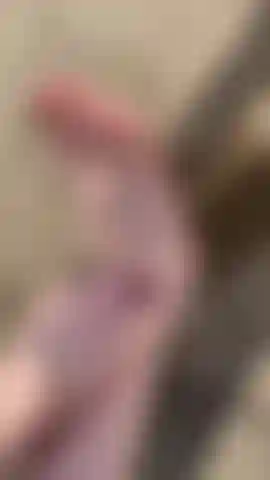 Olhe para mim esfregando meus pés oleados, perdedor.