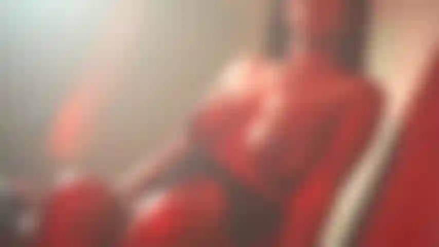 Em nosso momento íntimo, meus seios no ar.