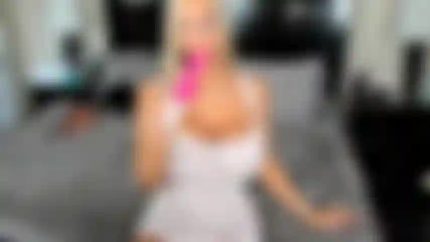 Espie-me brincando com meu novo brinquedo.