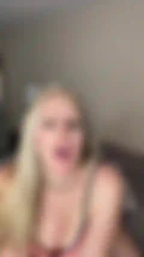 Acordei com tesão vamos brincar com plug anal.