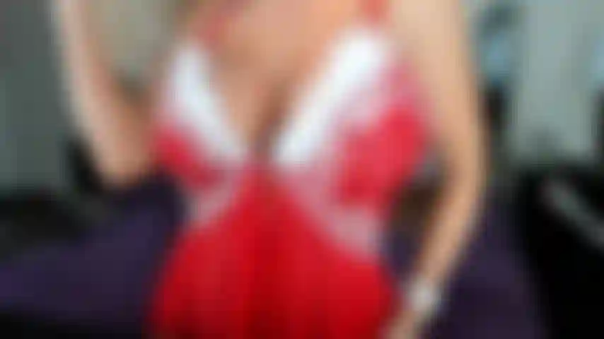 Boquete desleixado em topless, garganta profunda e contagem regressiva de esperma.